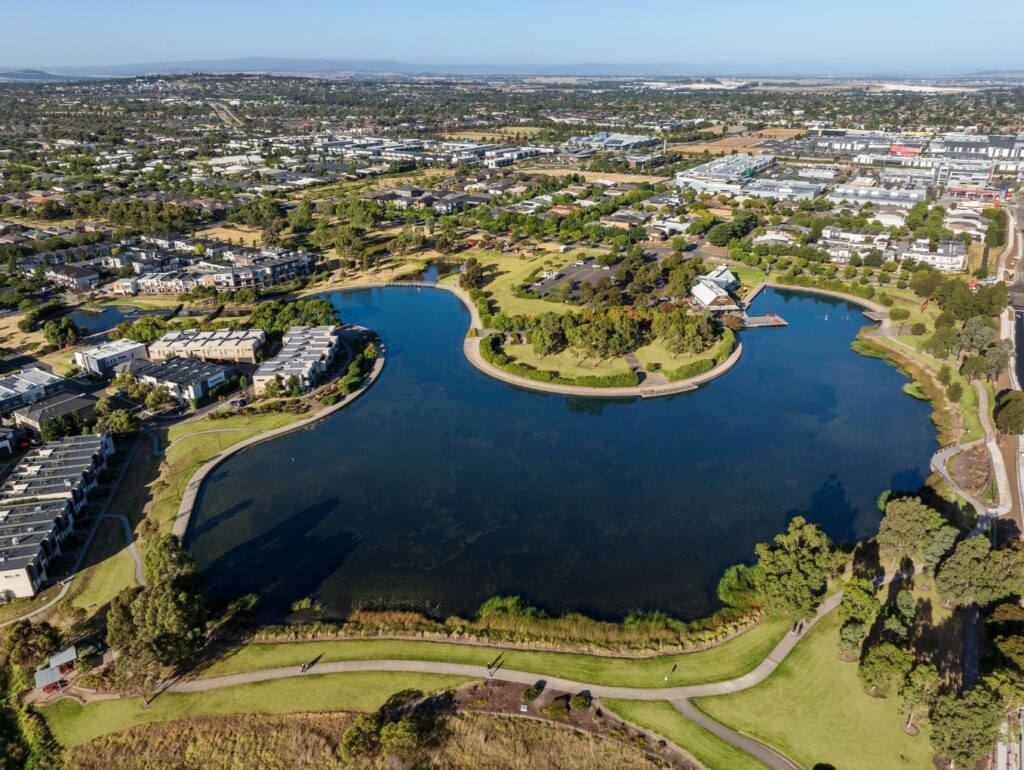Aerial view of Highlands Estate, highlighting scenic lakes, walking trails, modern homes, and lush open spaces—offering a connected, nature-rich lifestyle in one of Melbourne’s fastest-growing communities.