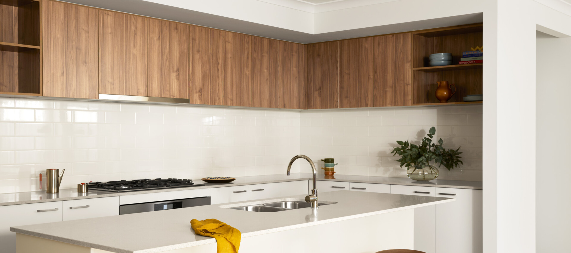 the Lawson 25 at Crownlea Estate is designed to support the social, style-forward lifestyle at the heart of mid-century modern living. Inside this display, the optional L-shaped kitchen layout expands the space with generous bench space and a seamless connection to the dining area—setting the scene for retro-inspired entertaining.